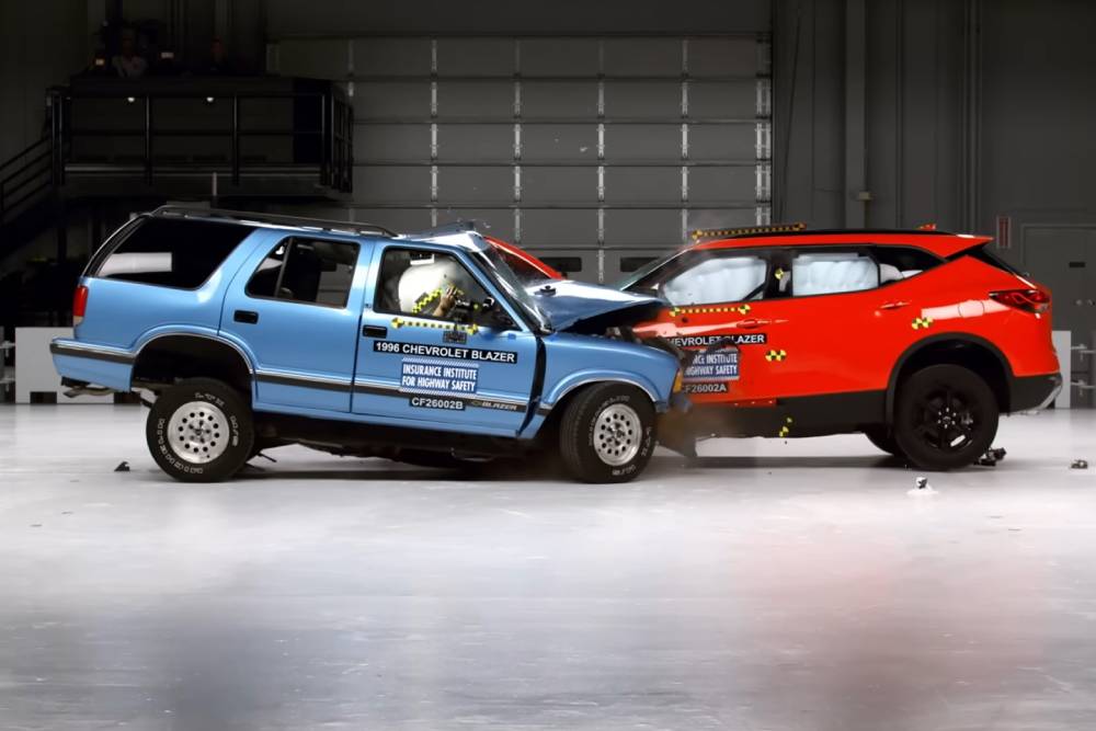 https://autogreeknews.gr/wp-content/uploads/2026/06/iihs-crash-test-30-year-old-gap-04.jpg