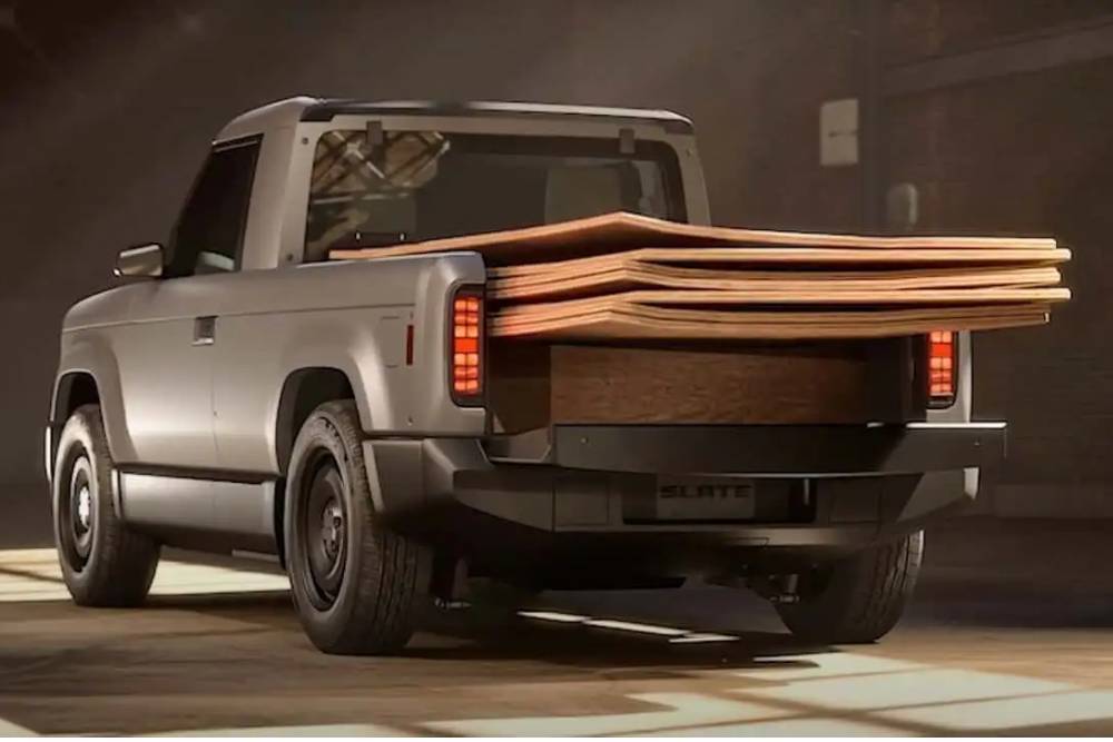 https://autogreeknews.gr/wp-content/uploads/2026/06/slate-truck-exterior-rear-carrying-plywood-sheets.jpg