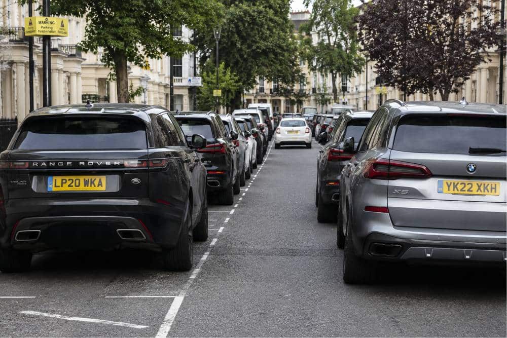 https://autogreeknews.gr/wp-content/uploads/2026/06/tight-parking-spots-1.jpg