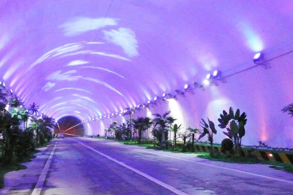 https://autogreeknews.gr/wp-content/uploads/2026/06/tree-tunnel-02.jpg