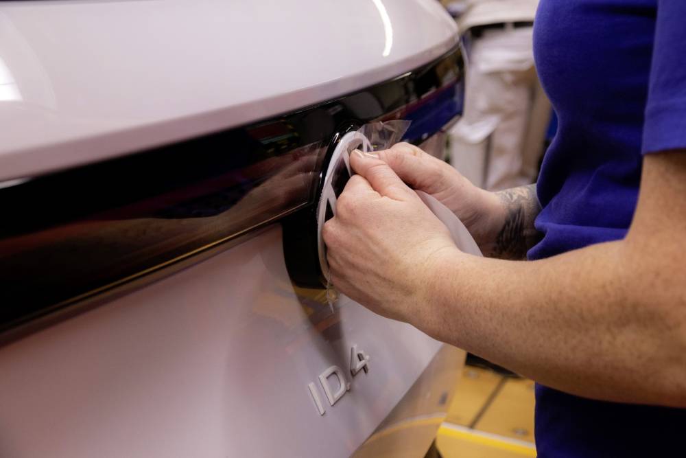 https://autogreeknews.gr/wp-content/uploads/2026/06/vw-cutting-19000-jobs-in-germany-by-the-end-of-202-1.jpg