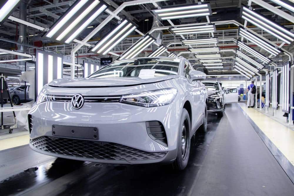 https://autogreeknews.gr/wp-content/uploads/2026/06/vw-cutting-19000-jobs-in-germany-by-the-end-of-202-3.jpg