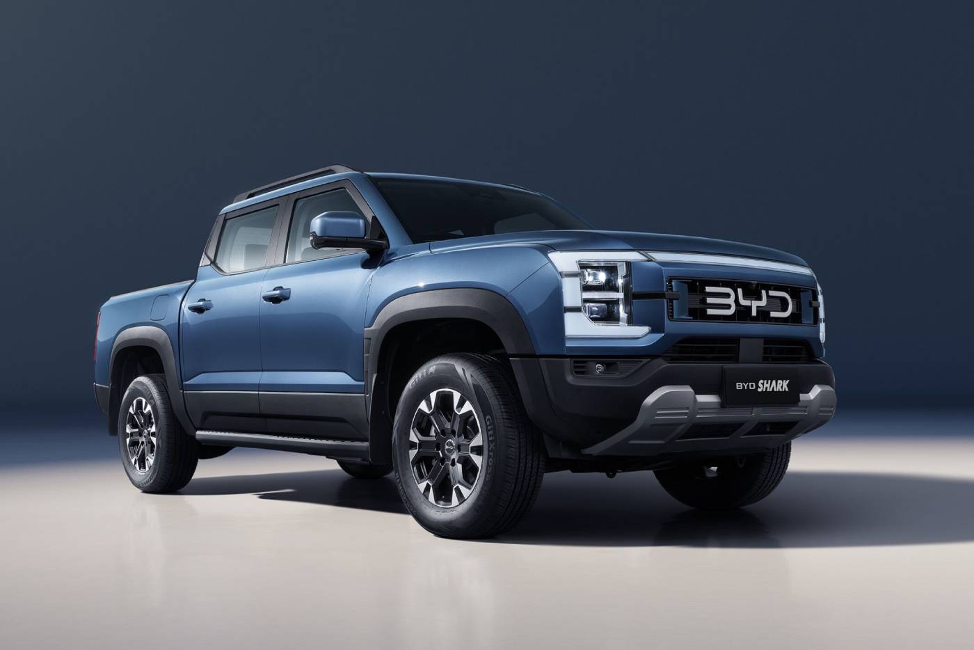https://autogreeknews.gr/wp-content/uploads/2026/07/00-BYD-SHARK-Exterior-Front-45-1.jpg