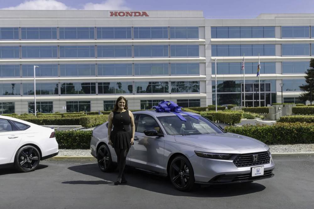 https://autogreeknews.gr/wp-content/uploads/2026/07/03-Alondra-with-her-2026-Honda-Accord-Hybrid-the-1.jpg