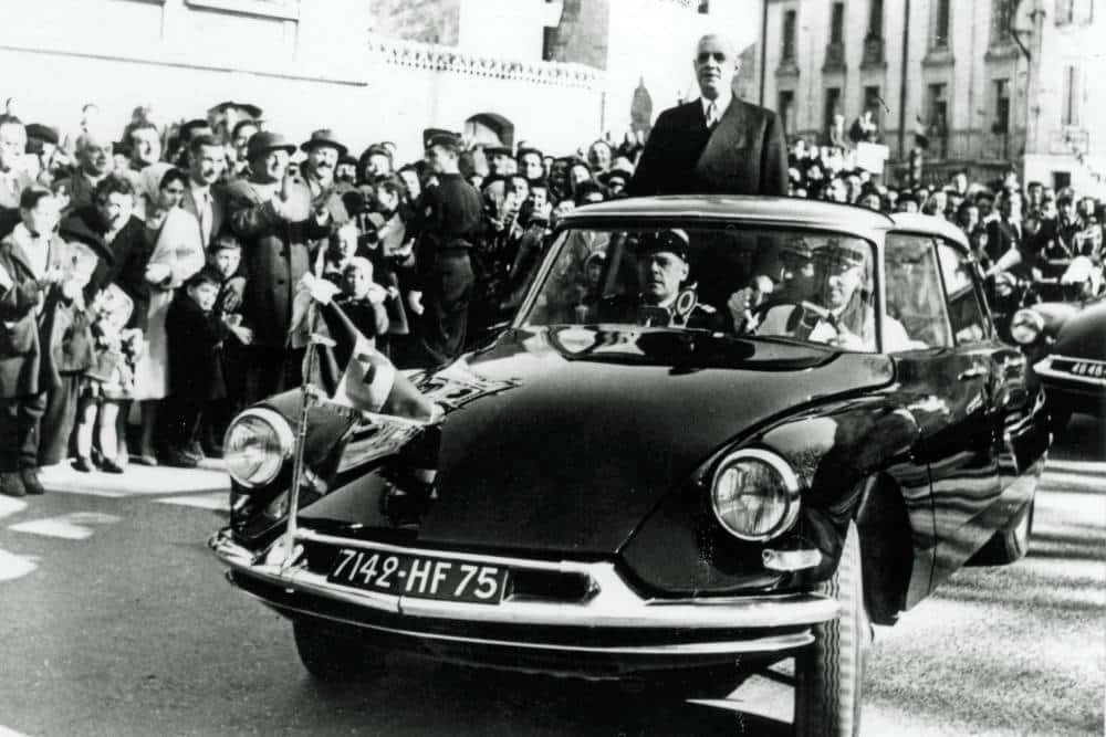 https://autogreeknews.gr/wp-content/uploads/2026/07/1963_MAY_13-DS-19-et-Gal-de-Gaulle__20853_nb_11470-1.jpg