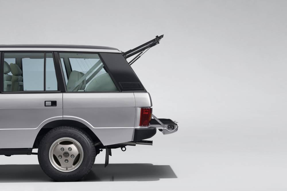 https://autogreeknews.gr/wp-content/uploads/2026/07/1993-range-rover-classic-turns-into-an-sv-ultra-lo-11.jpg