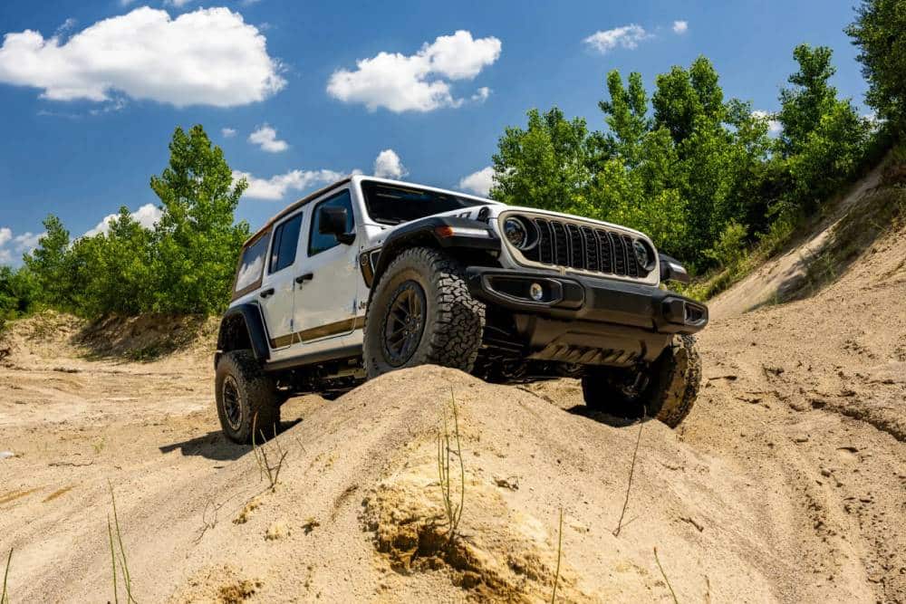 https://autogreeknews.gr/wp-content/uploads/2026/07/2027-Jeep-Wrangler-Laredo-713-4-2048x1321-1.jpg