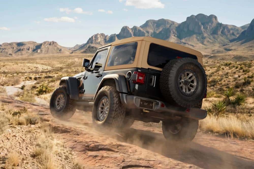 Νέο και «καουμπόικο» Jeep Wrangler Laredo