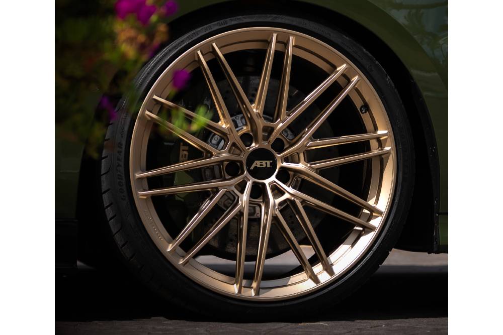 https://autogreeknews.gr/wp-content/uploads/2026/07/ABT-RS3-630-Mallorca-Exterieur_GR-Felge_gold.jpg