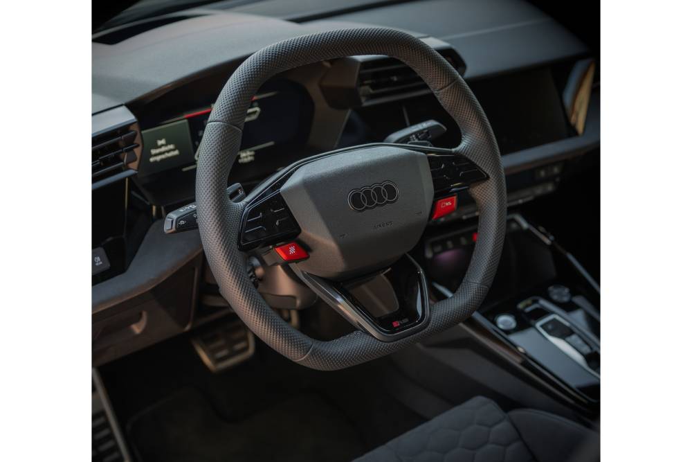https://autogreeknews.gr/wp-content/uploads/2026/07/ABT-RS3-630-Mallorca-Interieur_Lenkrad.jpg