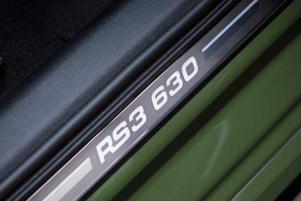 https://autogreeknews.gr/wp-content/uploads/2026/07/ABT-RS3-630-Mallorca-Interieur_Tuereinstiegsleiste.jpg
