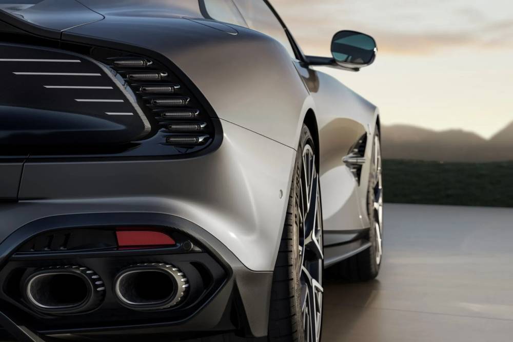 https://autogreeknews.gr/wp-content/uploads/2026/07/Aston-Martin-Vanquish-25-New-08-2048x1536-1.jpg