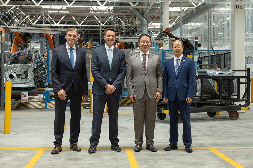 https://autogreeknews.gr/wp-content/uploads/2026/07/Ford_and_Geely_Auto_Join_Forces_in_Europe_2.jpg