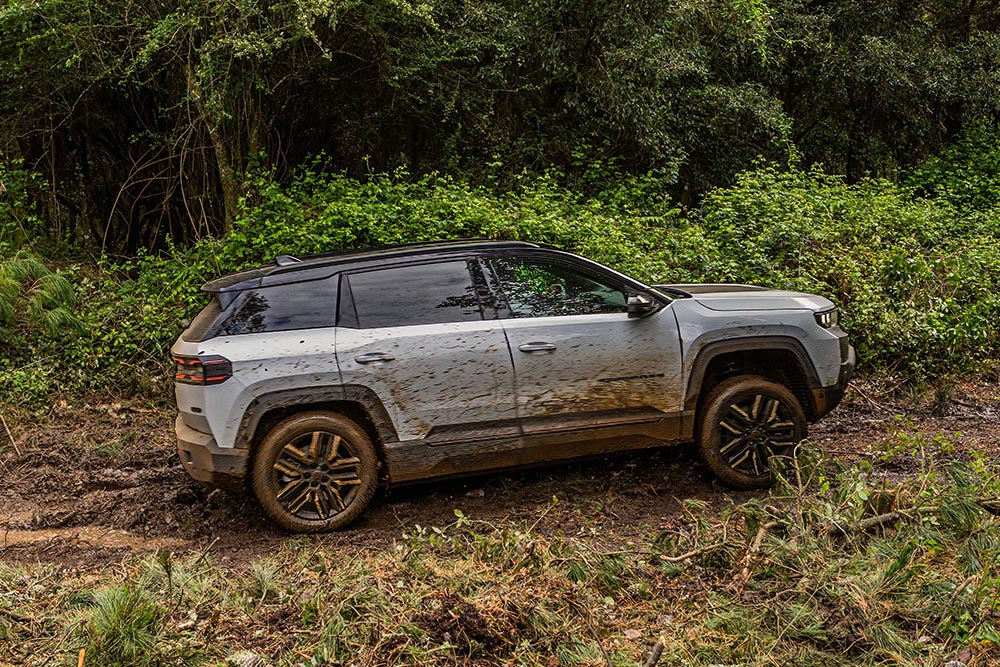 https://autogreeknews.gr/wp-content/uploads/2026/07/New-Jeep-Compass-4xe-18.jpg