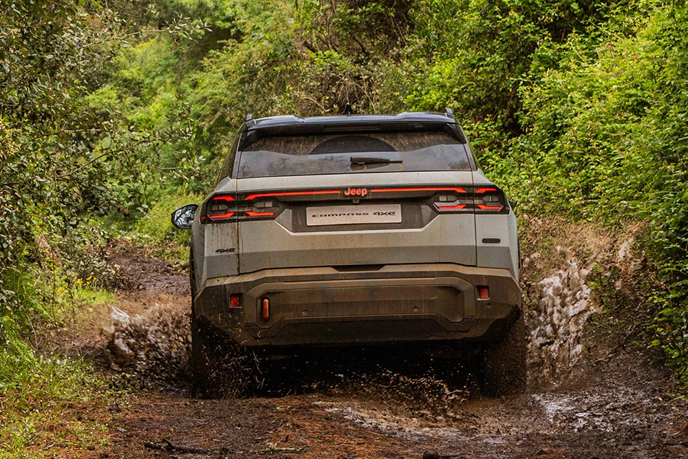 https://autogreeknews.gr/wp-content/uploads/2026/07/New-Jeep-Compass-4xe-20.jpg