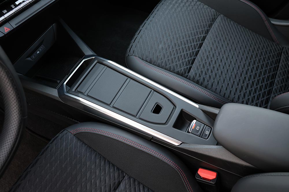https://autogreeknews.gr/wp-content/uploads/2026/07/Renault-Clio-1.2-TCe-115-EDC-interior-20.jpg