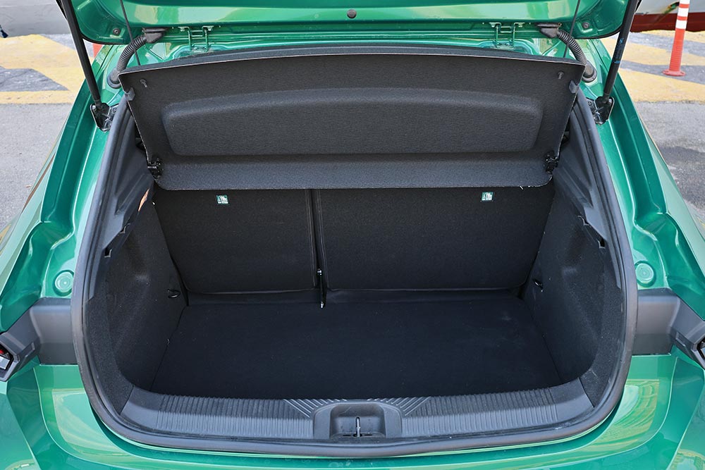 https://autogreeknews.gr/wp-content/uploads/2026/07/Renault-Clio-1.2-TCe-115-EDC-interior-22.jpg