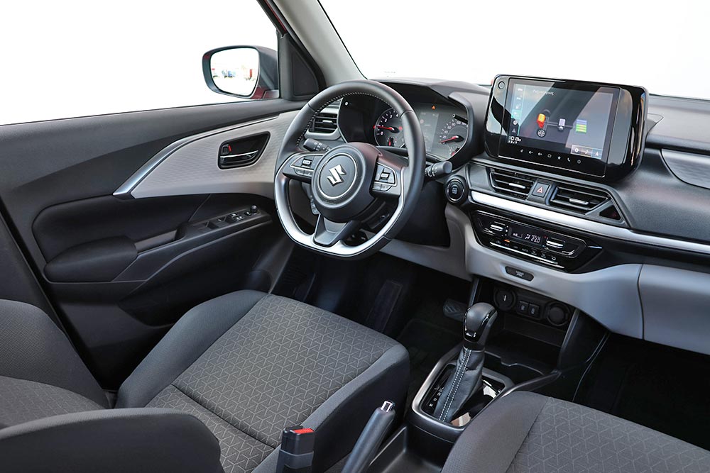 https://autogreeknews.gr/wp-content/uploads/2026/07/Suzuki-Swift-1.2-Hybrid-81-PS-CVT-interior-4.jpg
