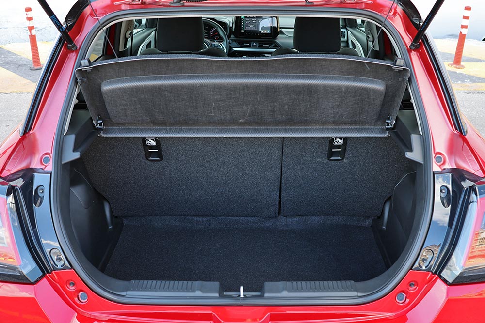 https://autogreeknews.gr/wp-content/uploads/2026/07/Suzuki-Swift-1.2-Hybrid-81-PS-interior-19.jpg