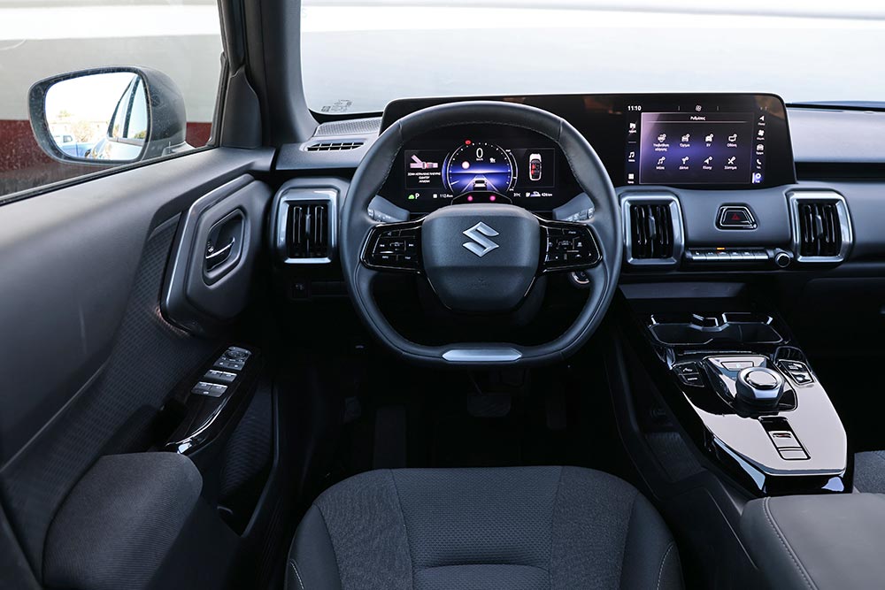 https://autogreeknews.gr/wp-content/uploads/2026/07/Suzuki-e-Vitara-2WD-interior-1.jpg