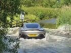 Aston Martin πνίγηκε από τη βλακεία του οδηγού (+video)