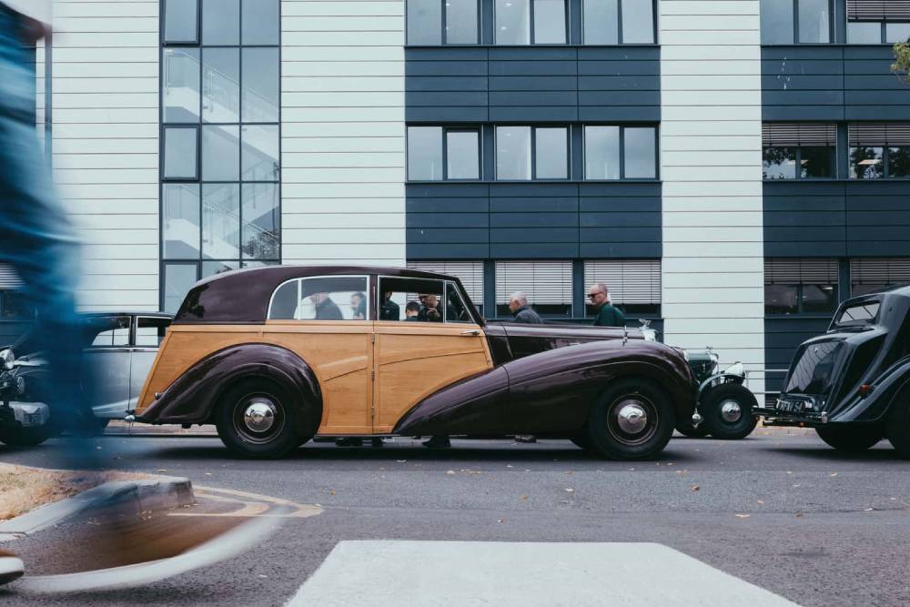 https://autogreeknews.gr/wp-content/uploads/2026/07/bentley-continental-gtc-80th-anniversary-special-11.jpg