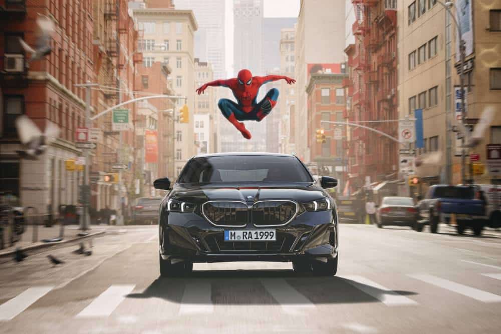 Η BMW πάει βόλτα με τον Spider-Μan