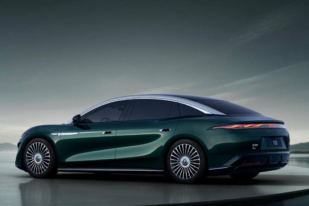 https://autogreeknews.gr/wp-content/uploads/2026/07/byd-great-han-05.jpg