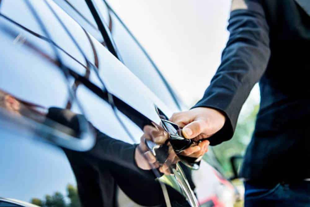 https://autogreeknews.gr/wp-content/uploads/2026/07/modern-car-door-handle-02.jpg