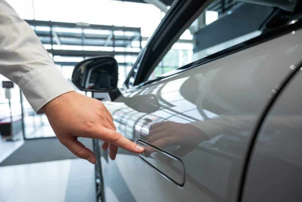 https://autogreeknews.gr/wp-content/uploads/2026/07/modern-car-door-handle-03.jpg