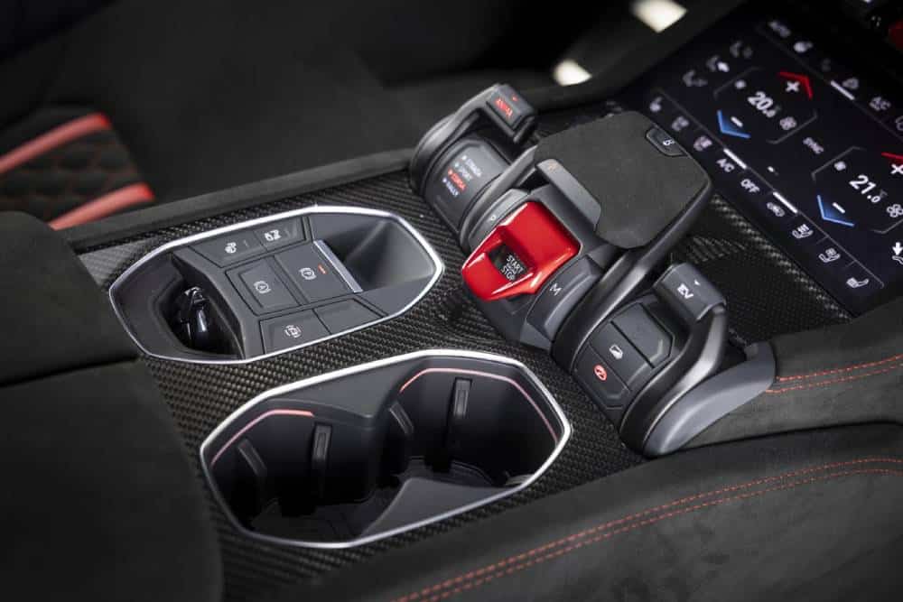 https://autogreeknews.gr/wp-content/uploads/2026/07/new-lamborghini-urus-performante-se-07.jpg