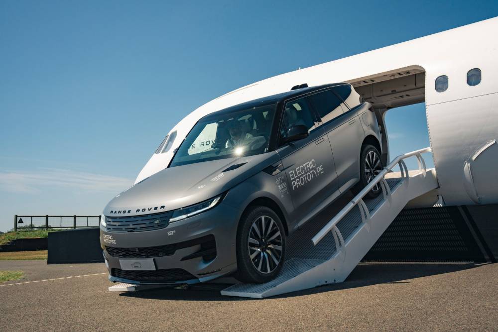https://autogreeknews.gr/wp-content/uploads/2026/07/range-rover-sport-ev-1.jpg