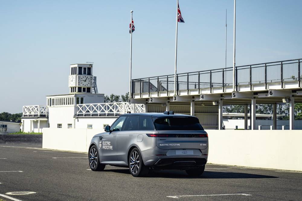 https://autogreeknews.gr/wp-content/uploads/2026/07/range-rover-sport-ev-10.jpg