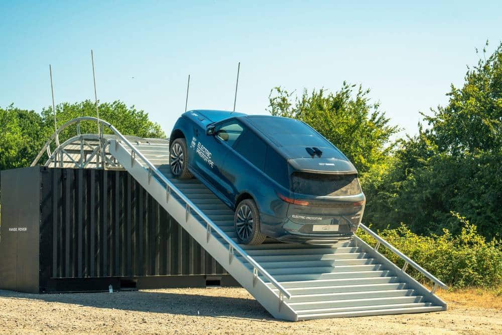 https://autogreeknews.gr/wp-content/uploads/2026/07/range-rover-sport-ev-11.jpg