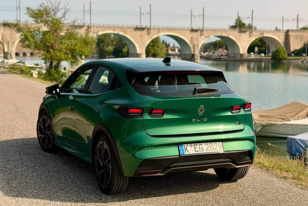 https://autogreeknews.gr/wp-content/uploads/2026/07/renault-clio-1000km-journey-03.jpg