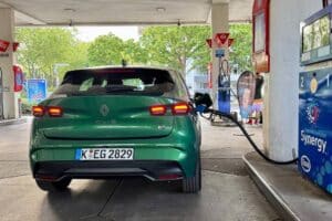 Υβριδικό Renault Clio «ξέχασε» να σταματήσει για βενζίνη