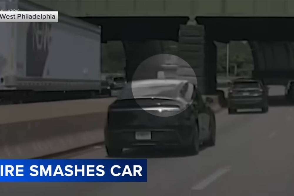 https://autogreeknews.gr/wp-content/uploads/2026/07/runaway-tire-smashes-nissan-02.jpg