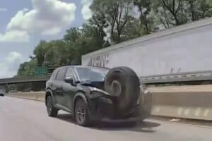 Αδέσποτη ρόδα διέλυσε Nissan X-Trail (+video)