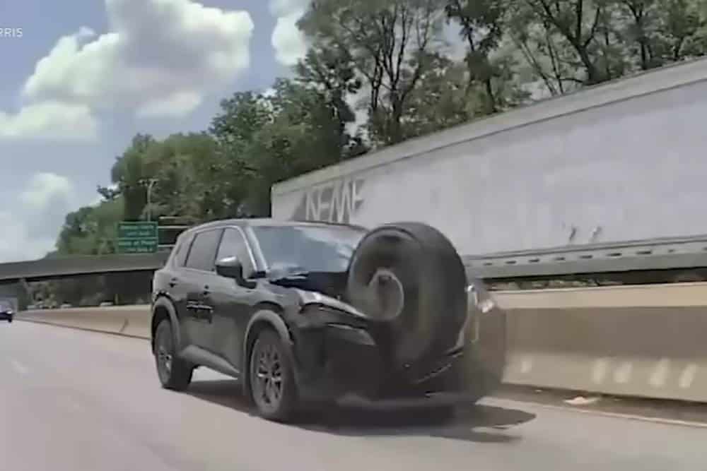 Αδέσποτη ρόδα διέλυσε Nissan X-Trail (+video)