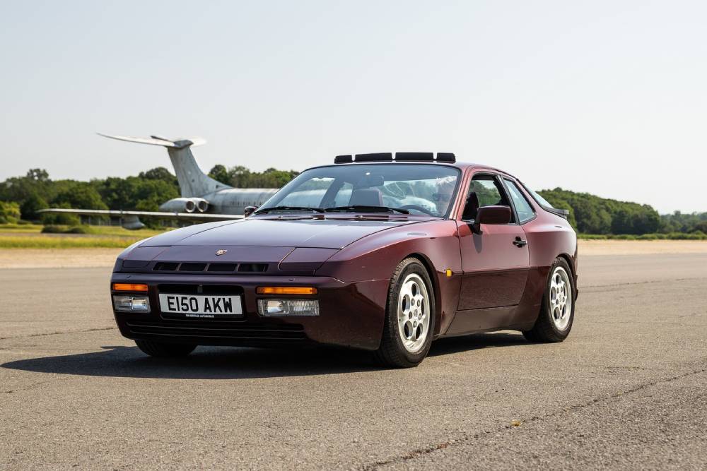 https://autogreeknews.gr/wp-content/uploads/2026/07/skoda-elroq-vrs-fights-countach-testarossa-and-944-4.jpg