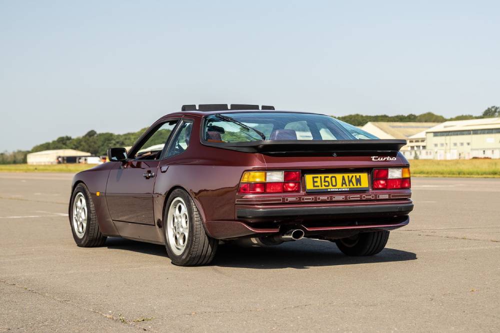 https://autogreeknews.gr/wp-content/uploads/2026/07/skoda-elroq-vrs-fights-countach-testarossa-and-944-8.jpg