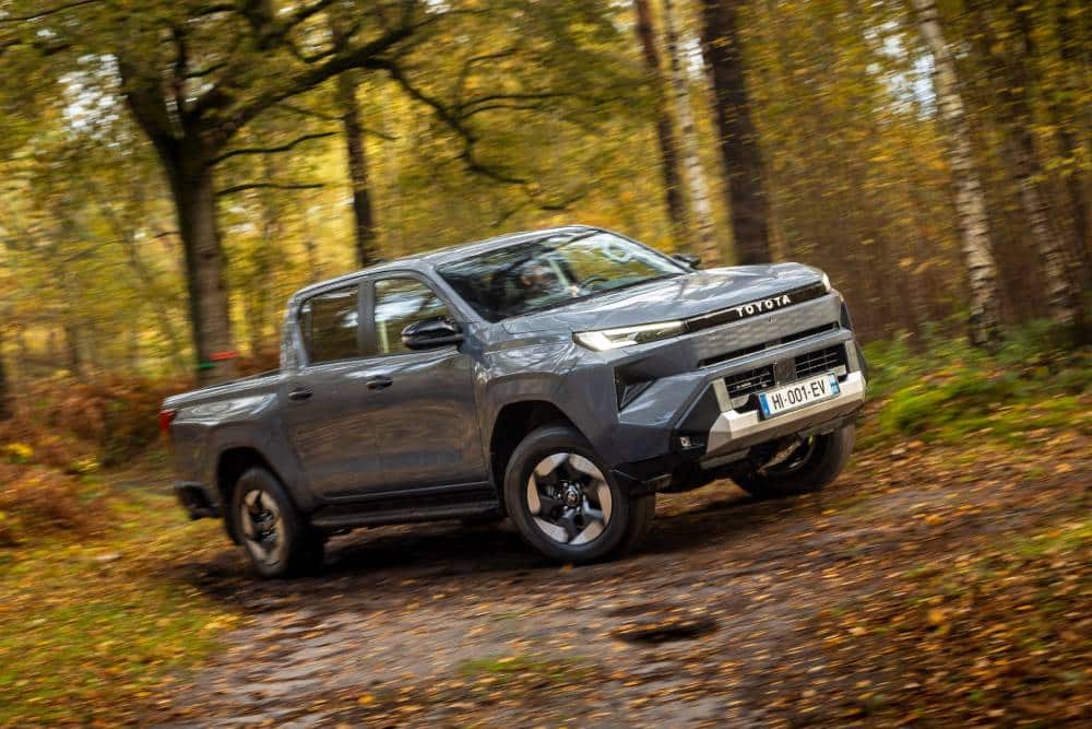 https://autogreeknews.gr/wp-content/uploads/2026/07/toyota_hilux_invincible_bev_double_cab99.jpg
