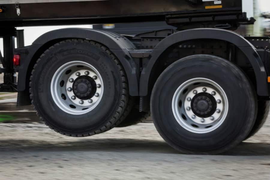 https://autogreeknews.gr/wp-content/uploads/2026/07/truck-lift-axle-1.jpg