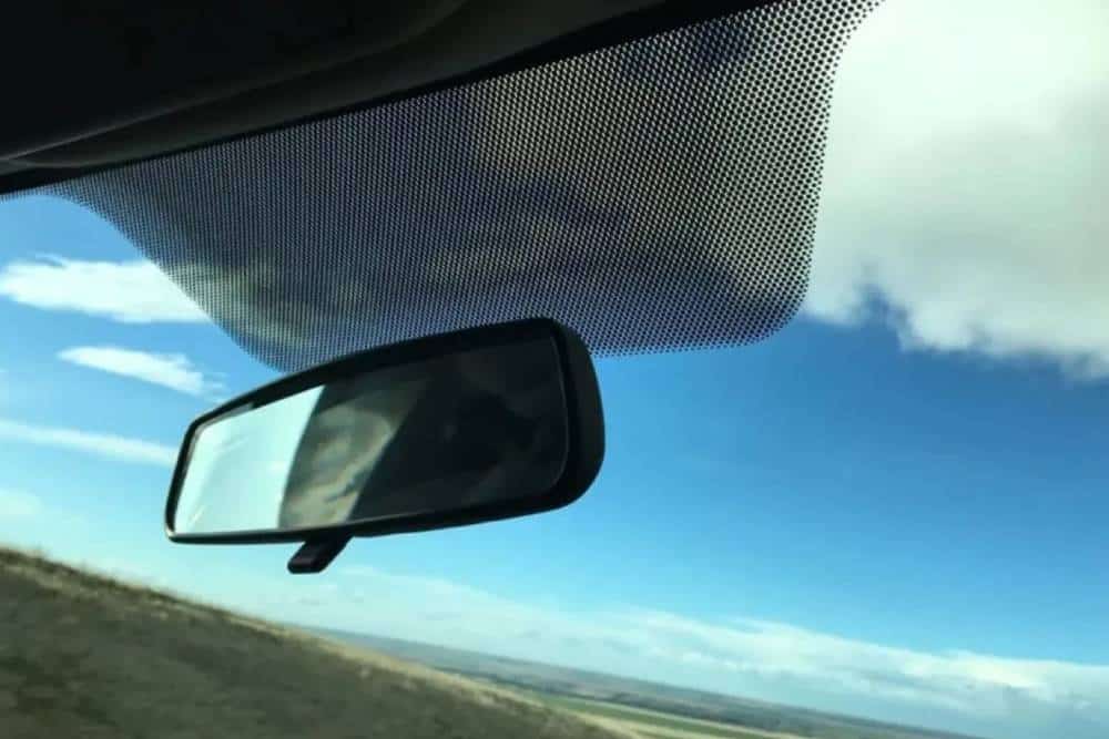 https://autogreeknews.gr/wp-content/uploads/2026/07/windshield-dots-02-1.jpg