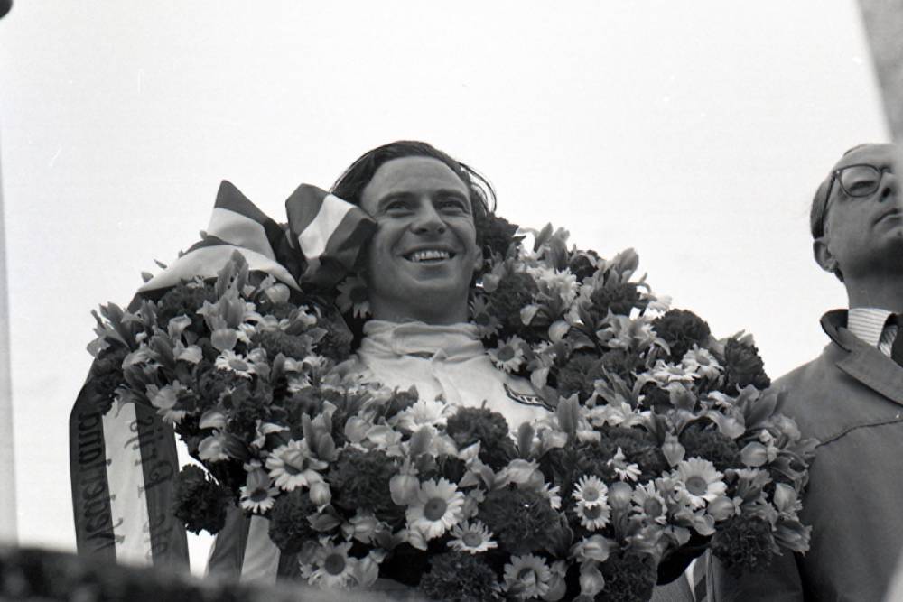 https://autogreeknews.gr/wp-content/uploads/2026/08/1967_F1_Holland_Jimmy_Clark_celebrates_first_Ford_DFV_victory-1.jpg
