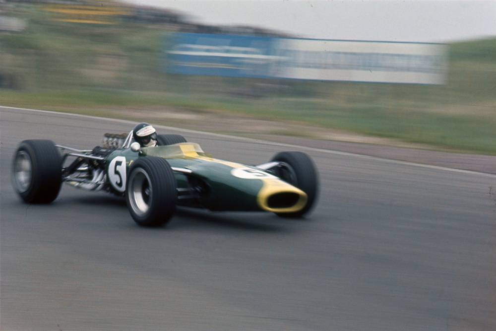 https://autogreeknews.gr/wp-content/uploads/2026/08/1967_F1_Holland_Jimmy_Clark_racing_to_first_Ford_DFV_victory-1.jpg