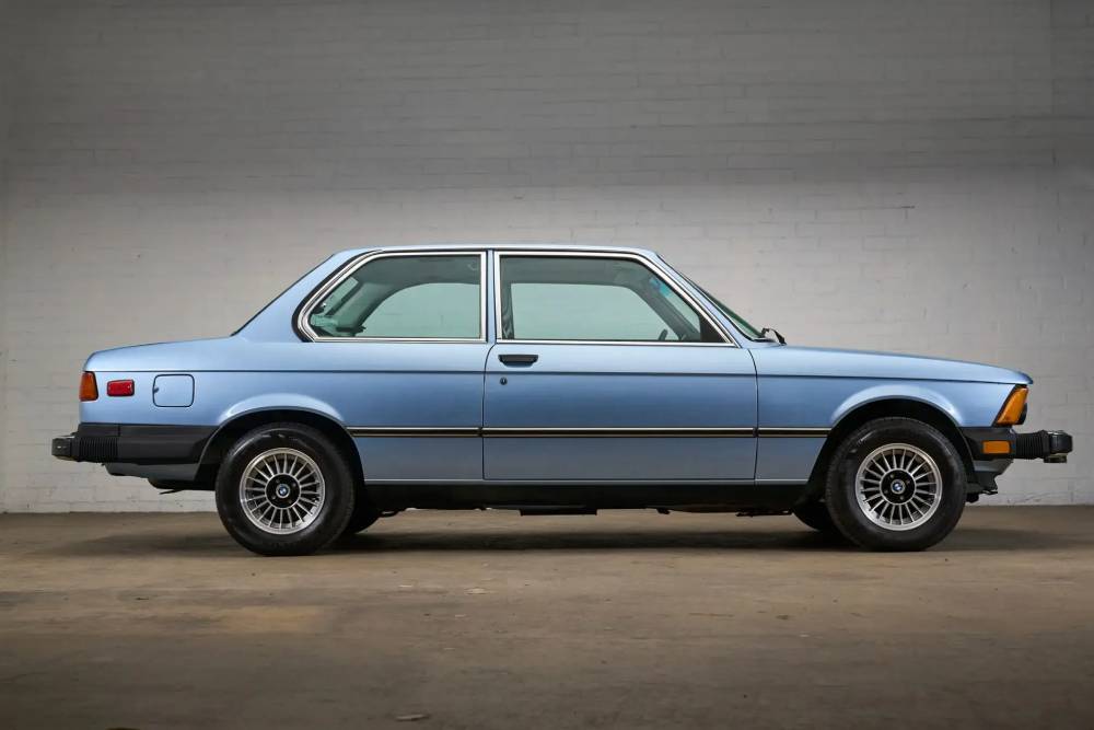 https://autogreeknews.gr/wp-content/uploads/2026/08/1977-BMW-320i-Auction-11.jpg