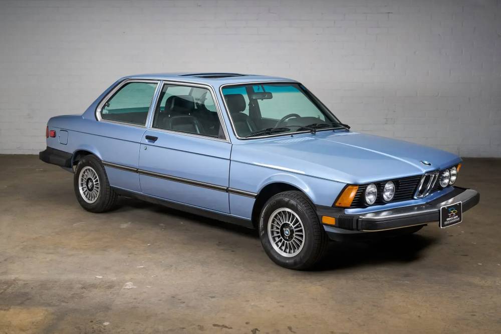 https://autogreeknews.gr/wp-content/uploads/2026/08/1977-BMW-320i-Auction-12.jpg