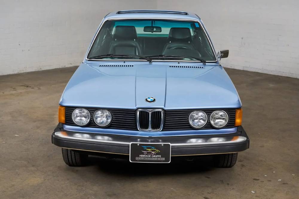 https://autogreeknews.gr/wp-content/uploads/2026/08/1977-BMW-320i-Auction-14.jpg