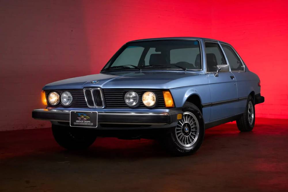 https://autogreeknews.gr/wp-content/uploads/2026/08/1977-BMW-320i-Auction-15.jpg